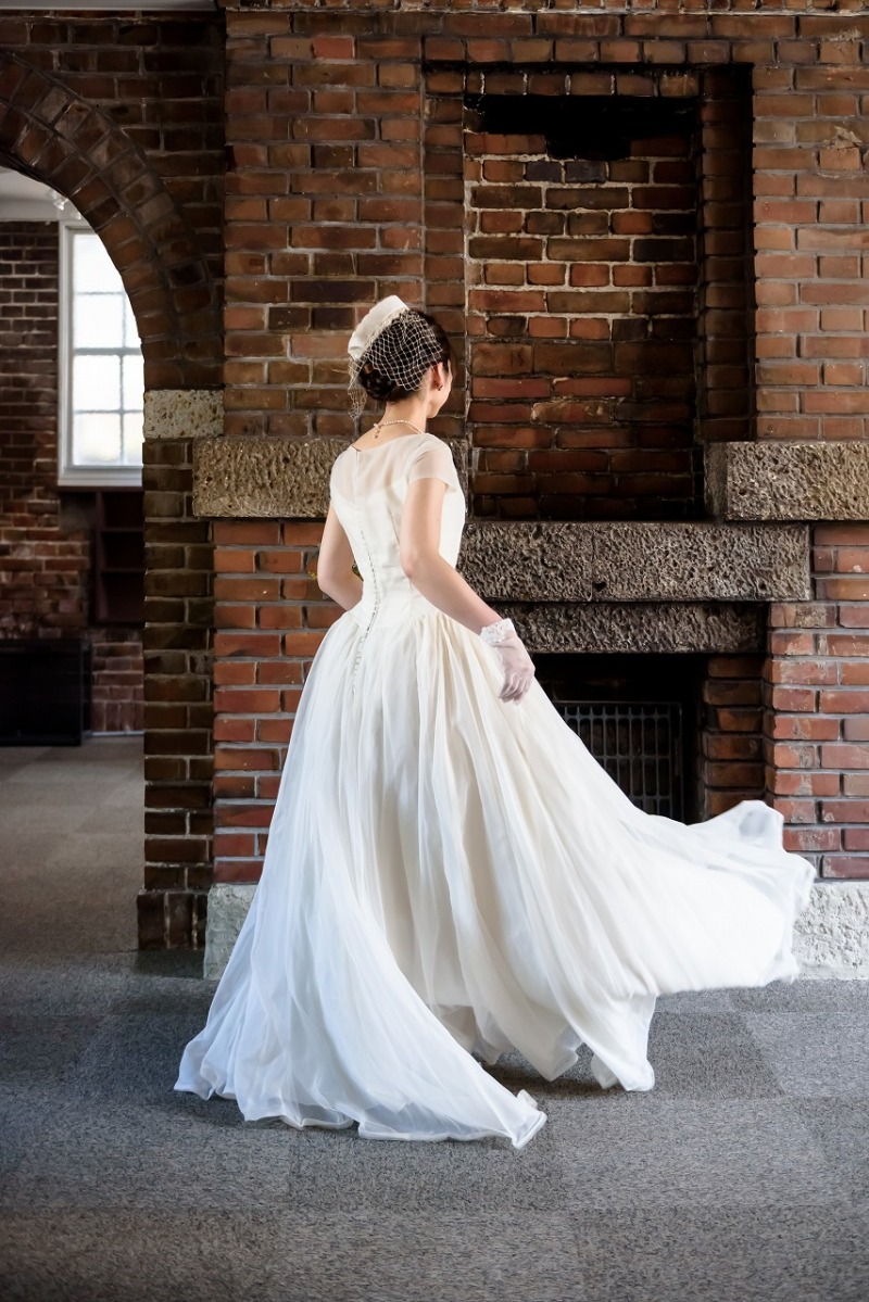 風に揺れるウエディングドレス