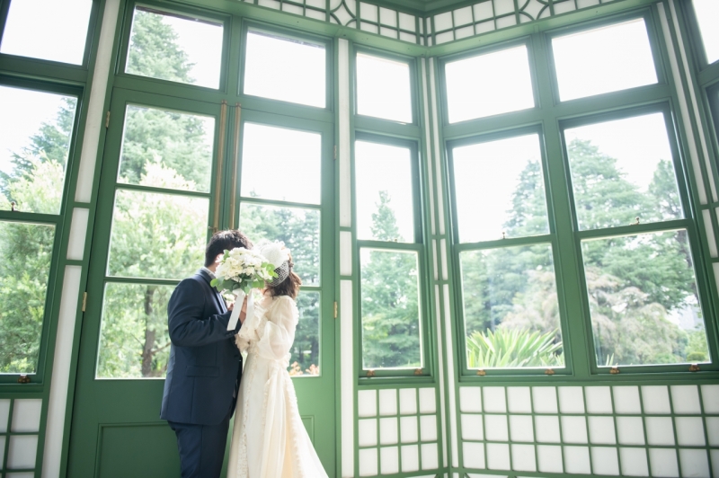 サンルームでキスシーン