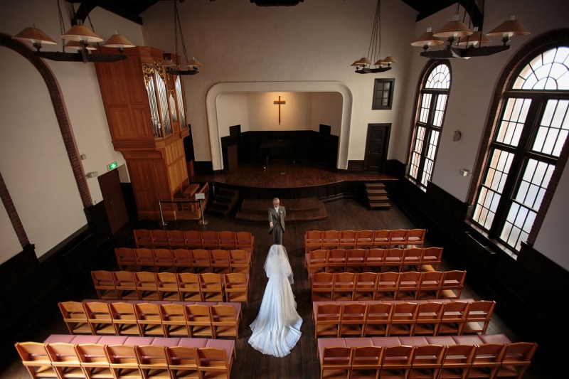クラシックなチャペルでフォトウエディング