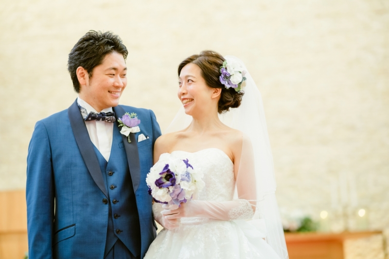 ブルーのタキシードにブルーのブーケ