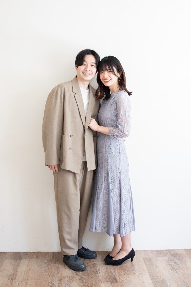 私服で撮影するカジュアルなカップルフォト