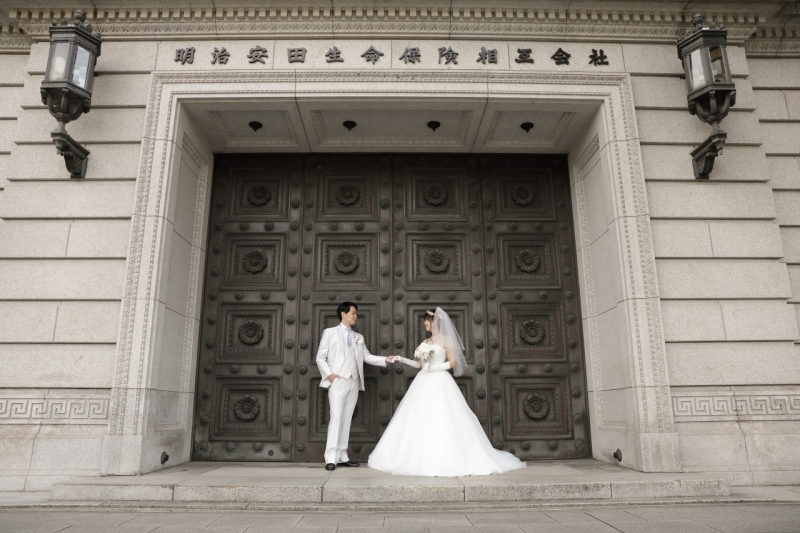 重厚な建物の前で