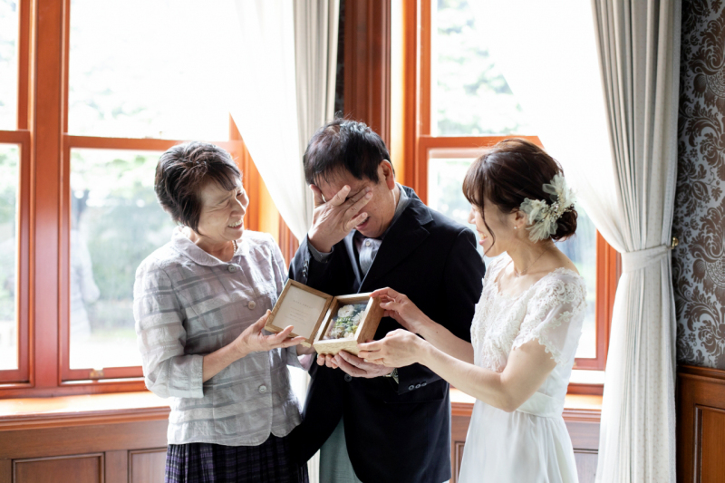 プレゼントに涙するお父様