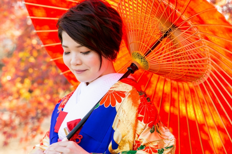 紅葉に赤の和傘