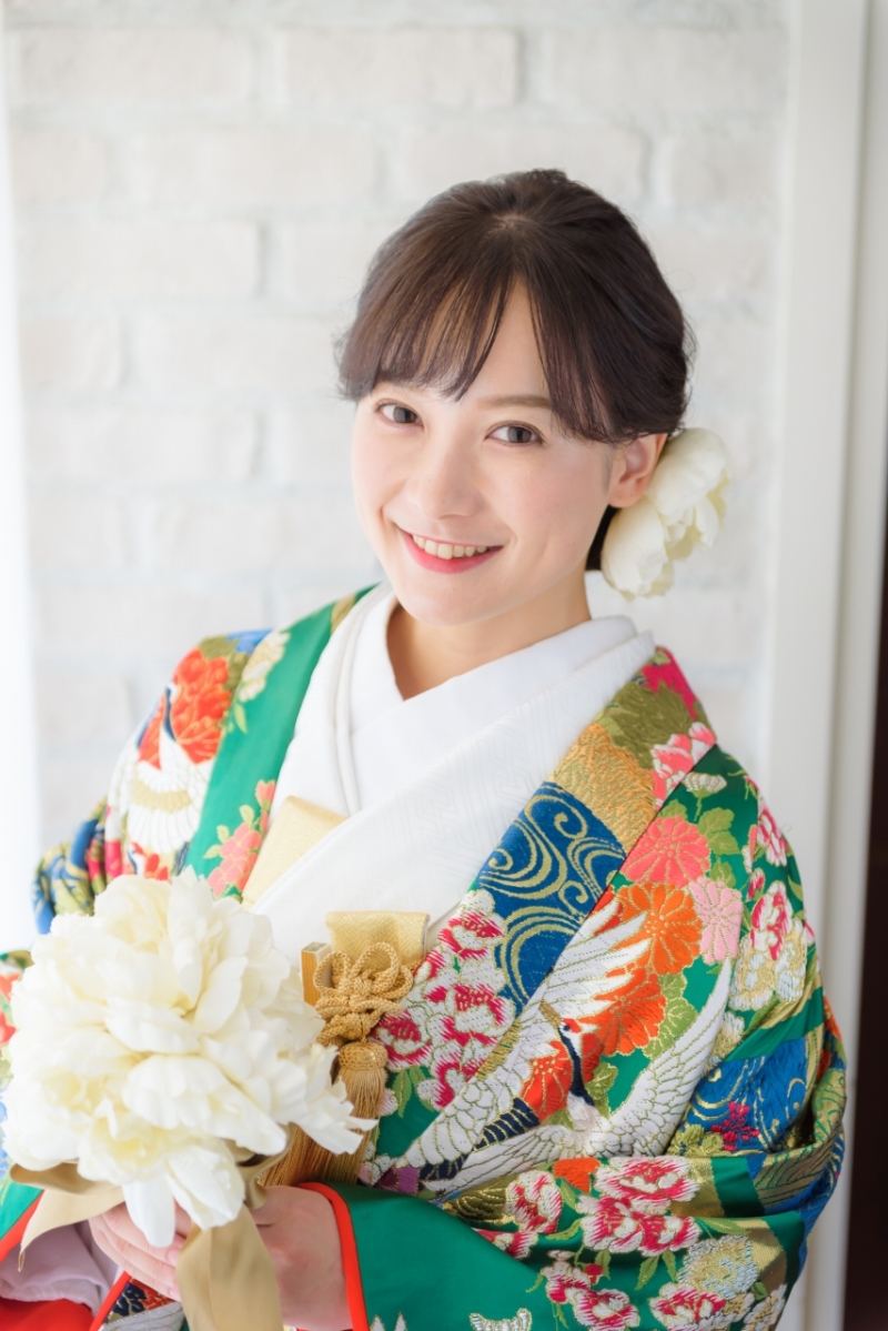 緑色の打掛に白のブーケを合わせて