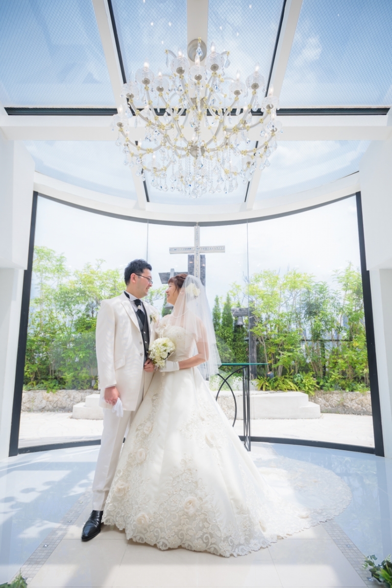 ガラス張りの明るいチャペル