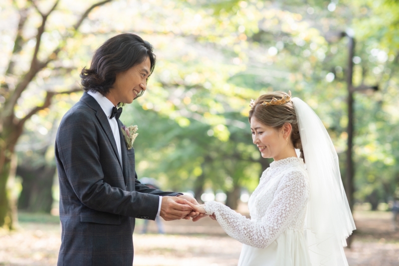 木々に囲まれての指輪交換