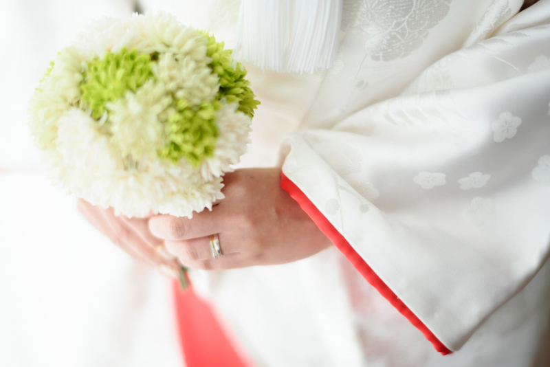 赤ふきの白無垢がおしゃれ。