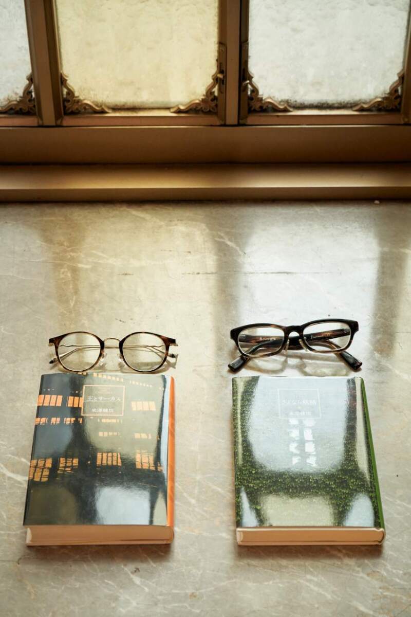 眼鏡と単行本と