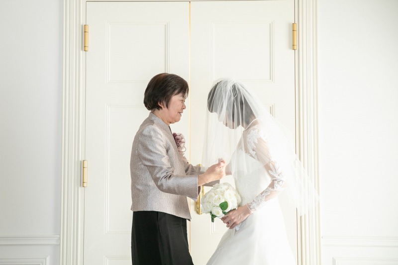お母さまにベールダウンのお手伝い