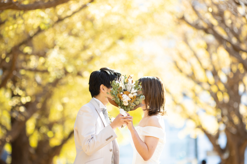 ブーケに隠れてキスシーン