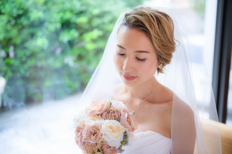 窓から見える緑が映える