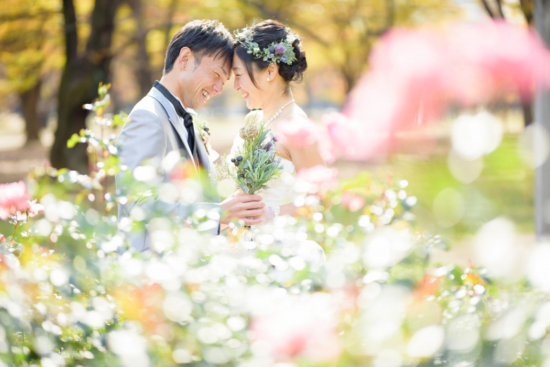 外の撮影には「野の花クラッチブーケ」が良く似合う
