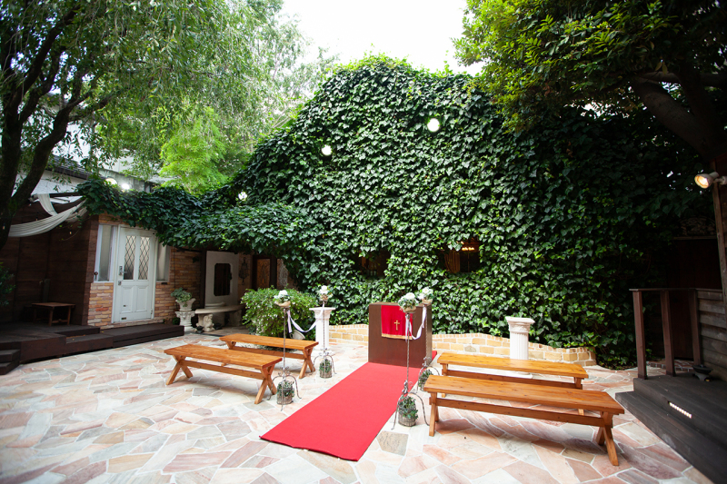 緑がいっぱいの洋館チャペル