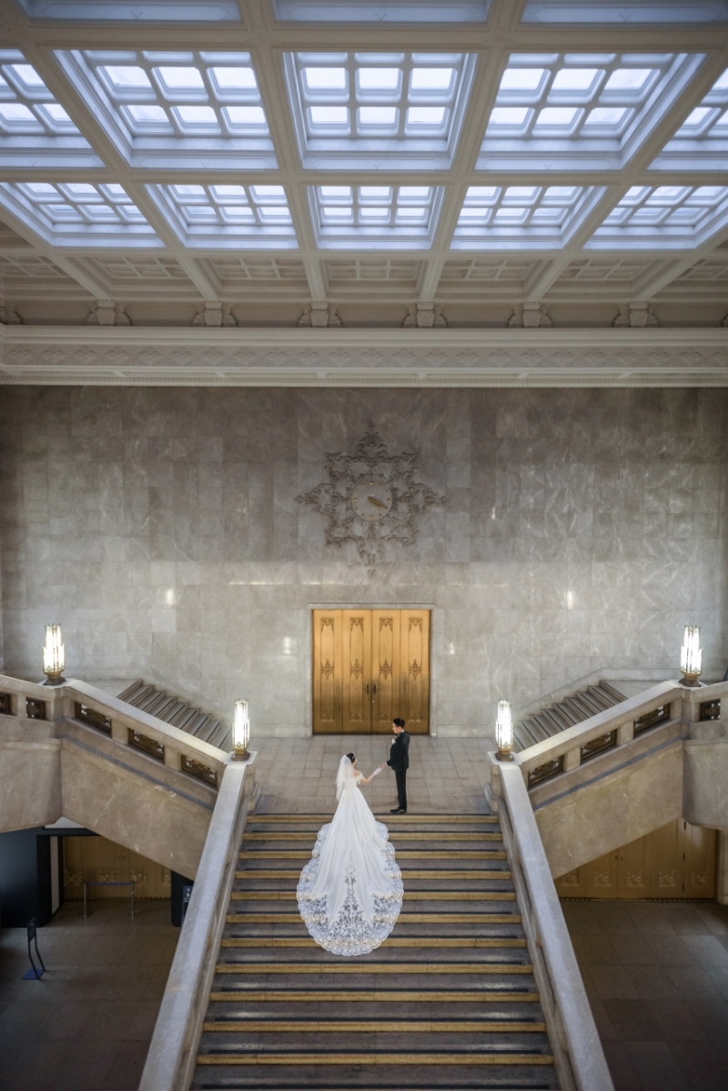 ロングトレーンが大階段に映える