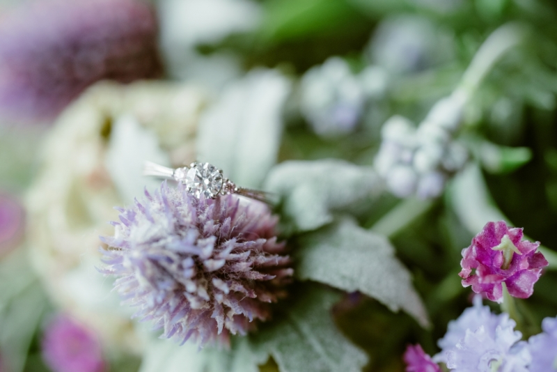 婚約指輪をブーケにのせて