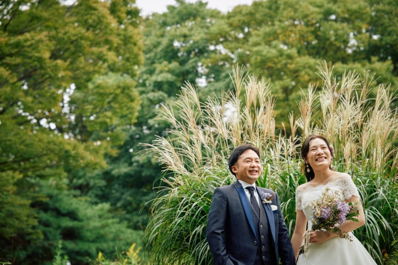 すすきをバックに