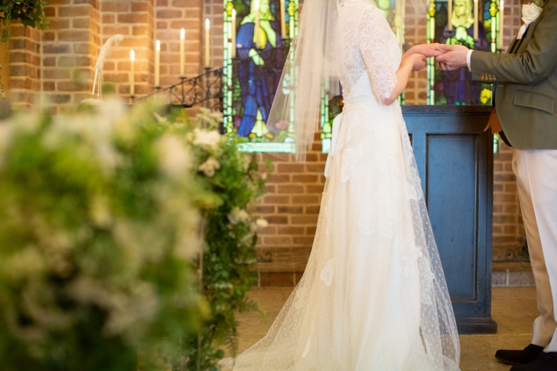 キャンドルに照らされて指輪交換