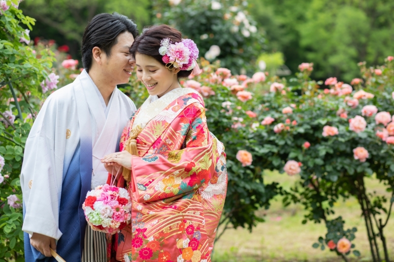 バラに囲まれたフォトウエディング