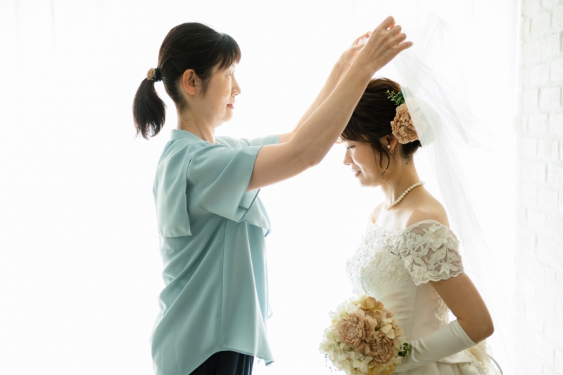 お母様にベールダウンのお手伝い