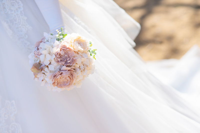 ピンク色のブーケと