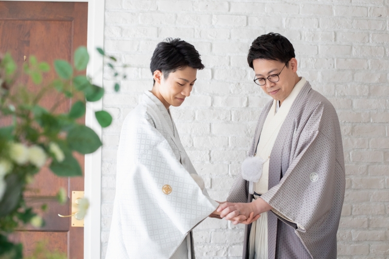 白とグレーの紋付き袴で。