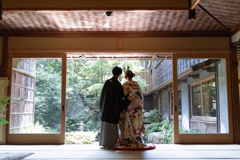 美しい日本庭園をバックに