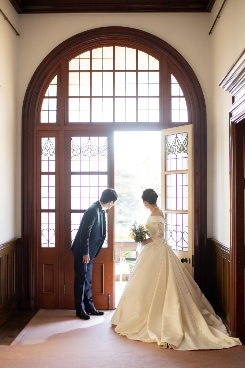 ステンドグラスの扉