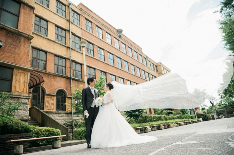 ベールをなびかせて