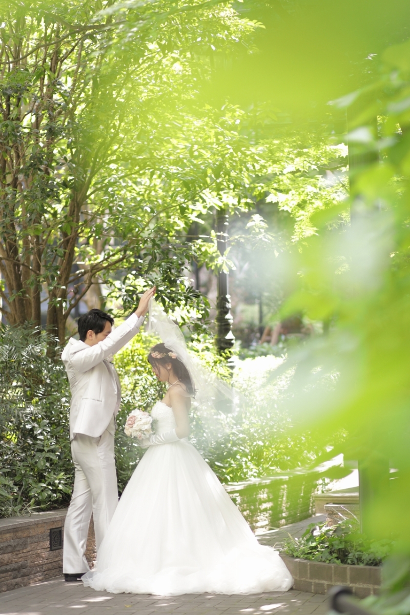 緑の中でベールアップ