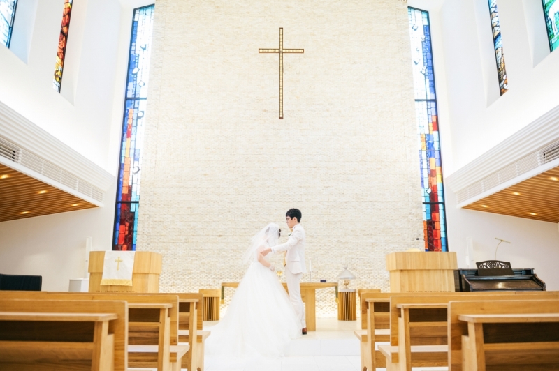 ステンドグラスが印象的なチャペル