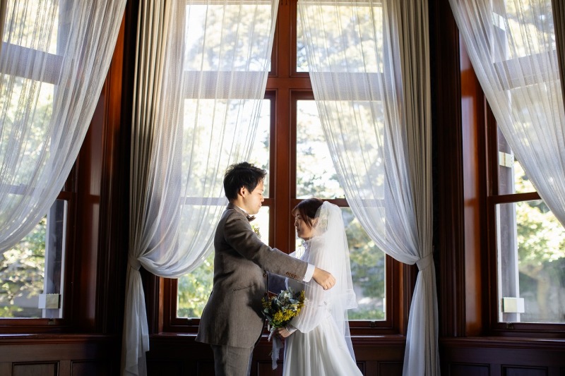 大きな窓辺でベールアップ