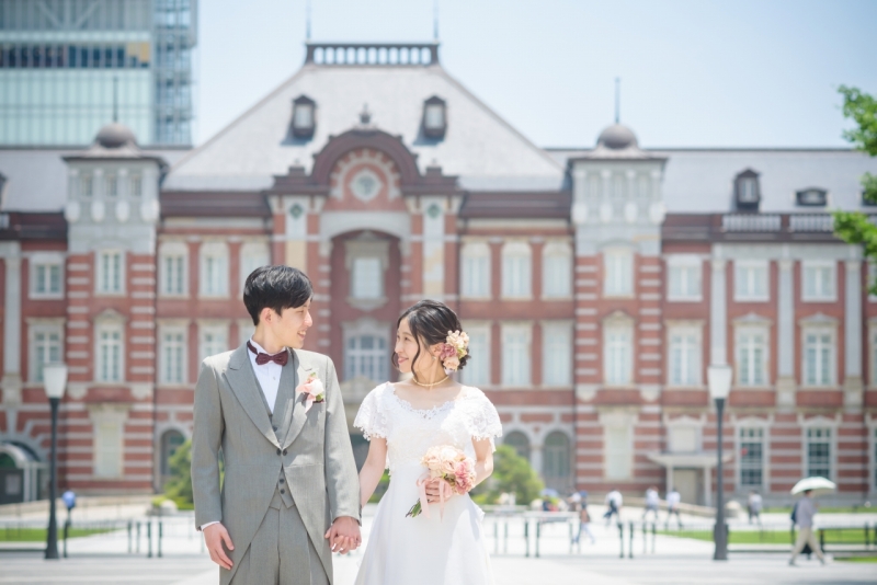 東京駅をバックに