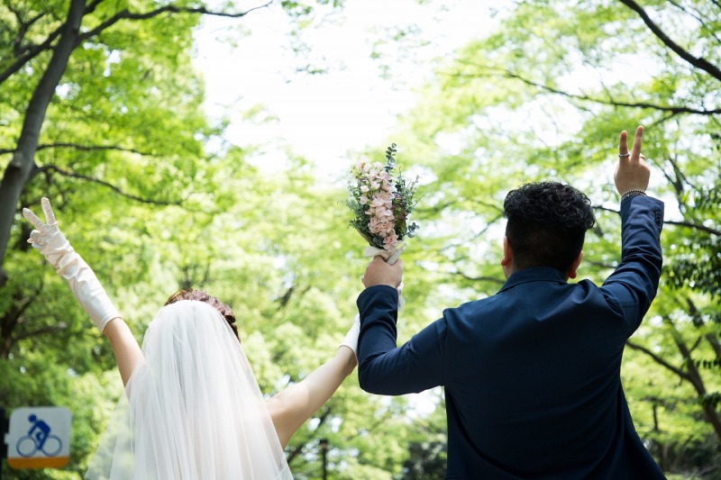 背中越しのピースがお二人らしい♥