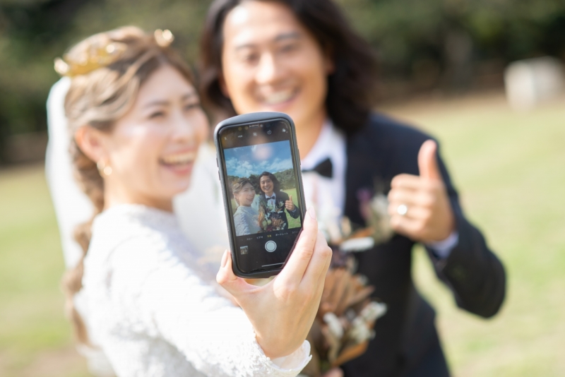 スマホ越しの笑顔