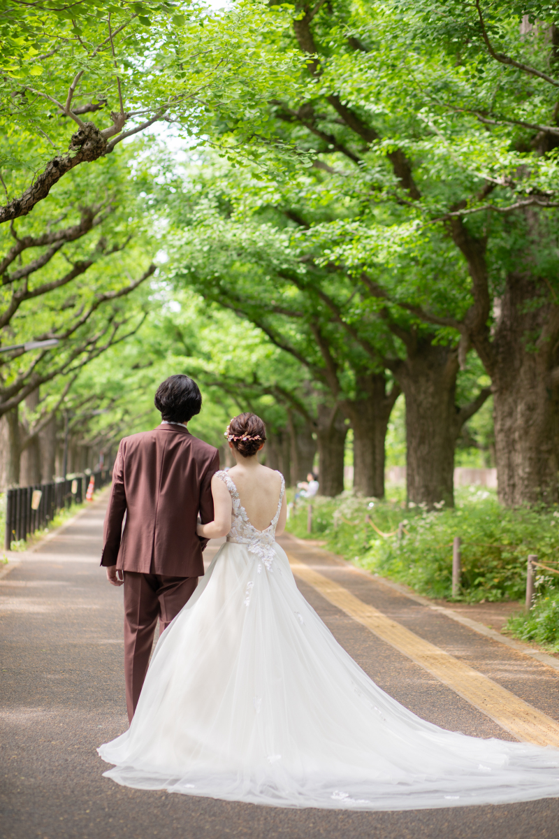 背中の空いたドレスですっきり見え◎