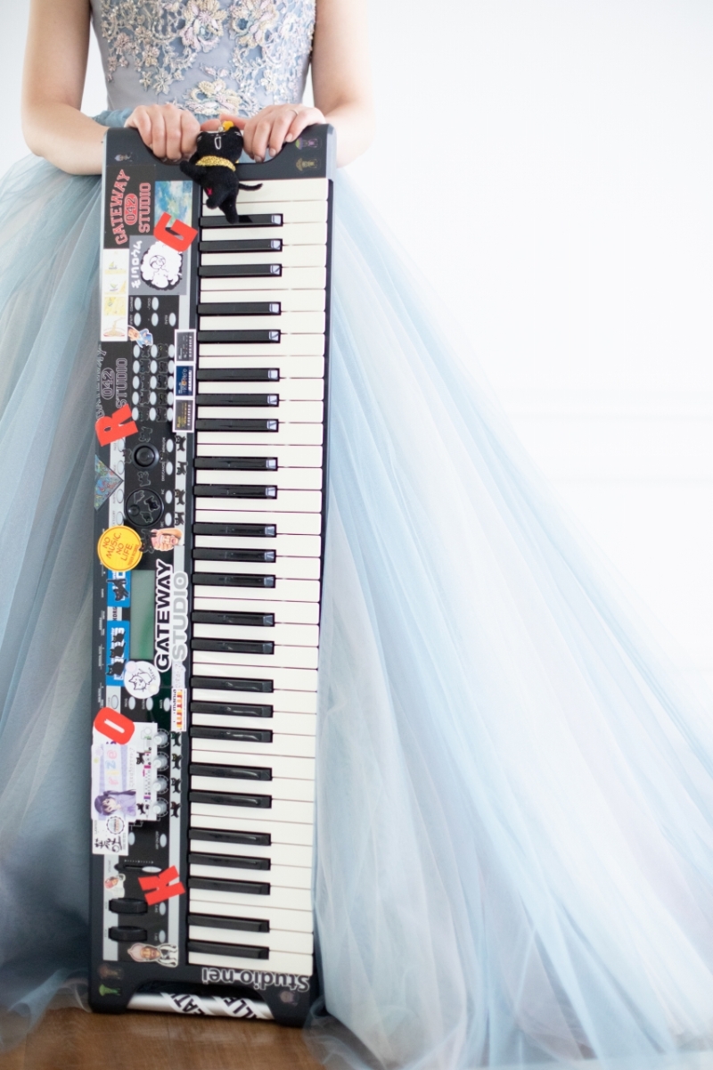 カラードレスとキーボード