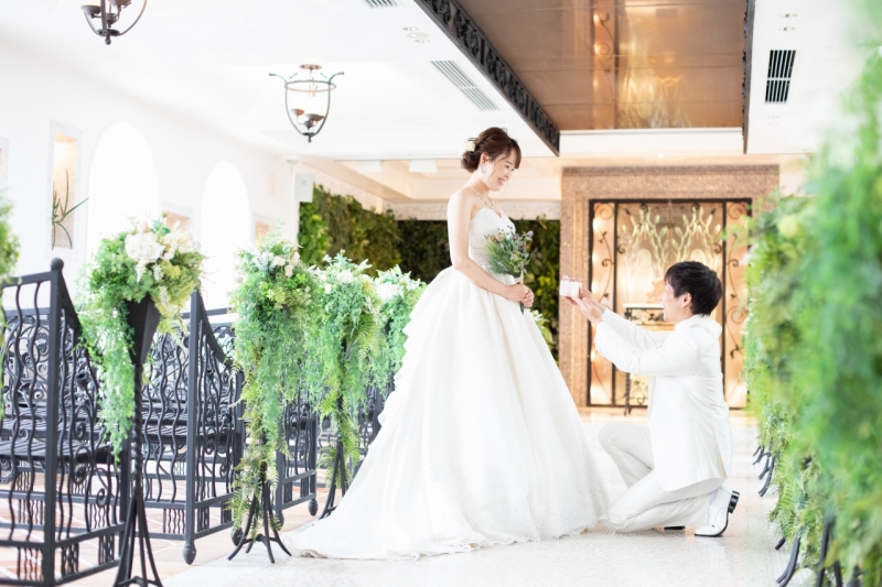 緑いっぱいのチャペルでプロポーズシーン