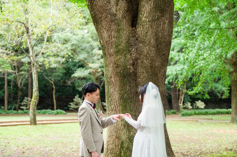 大木に見守られて指輪交換