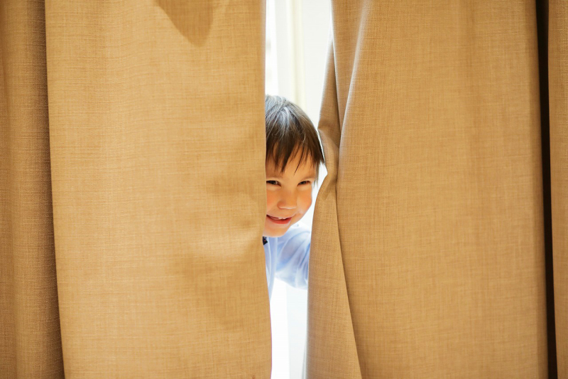 カーテンからのぞくかわいこちゃん