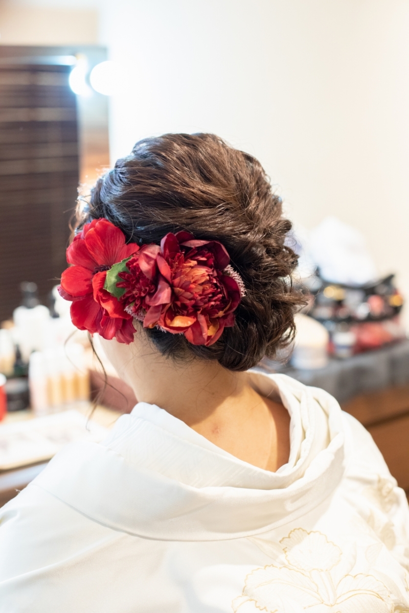 白無垢に赤いお花