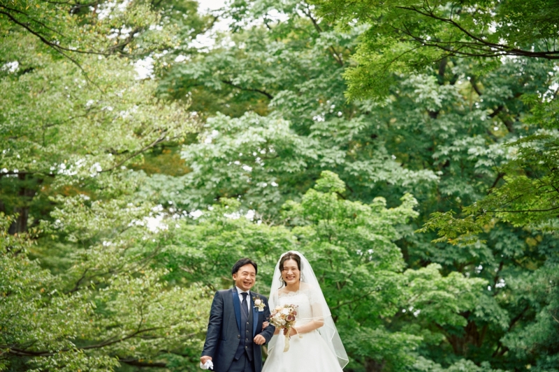 緑生い茂る公園でロケーション撮影