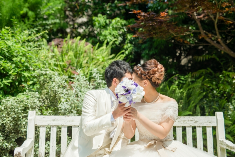 ブーケでお顔を隠して