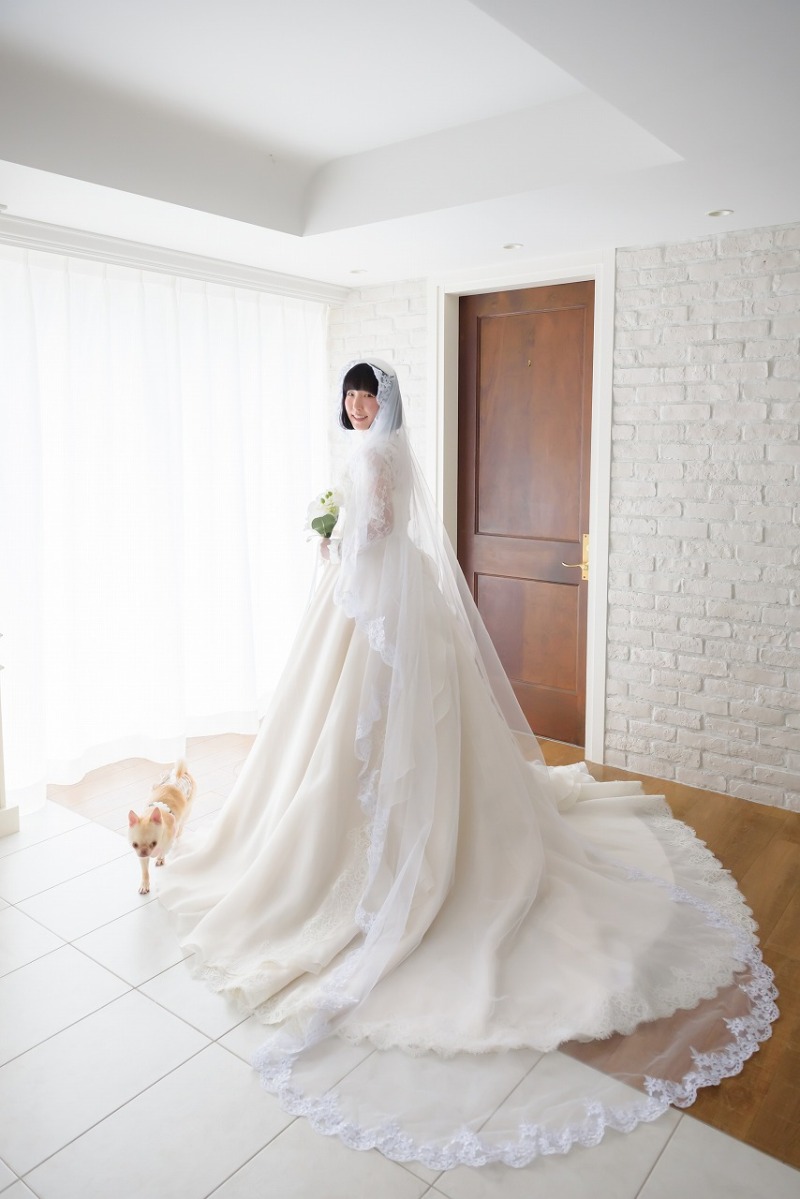 バックラインにボリュームのあるウエディングドレス