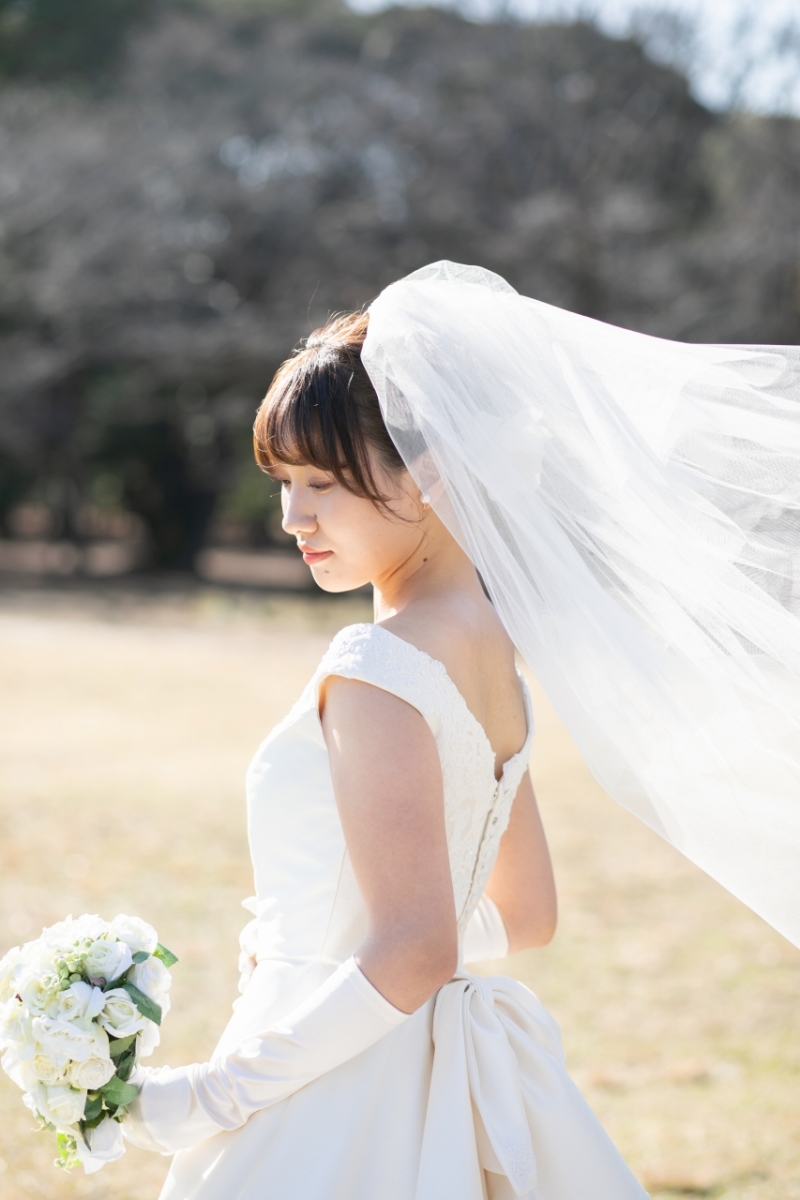 風になびくブーケ