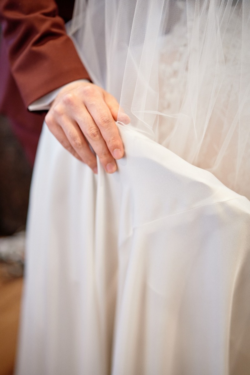 ご新郎様の優しいお手元を