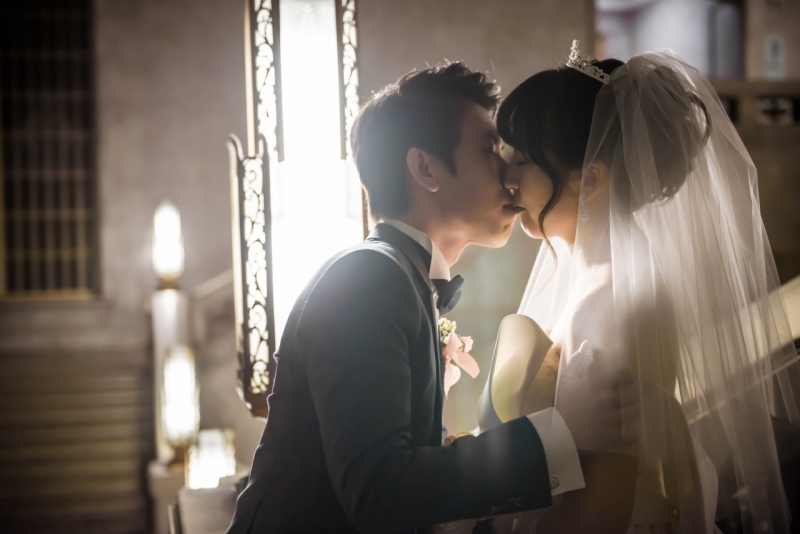 光あふれるキスシーン