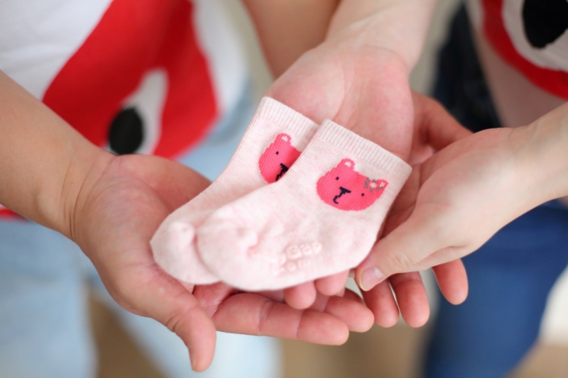 靴下と一緒に。