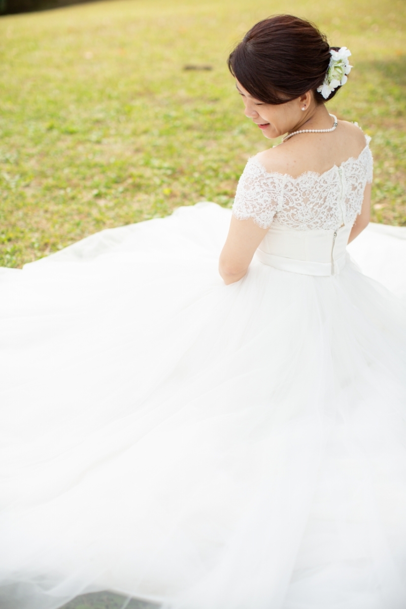 後ろのレースがかわいいドレス