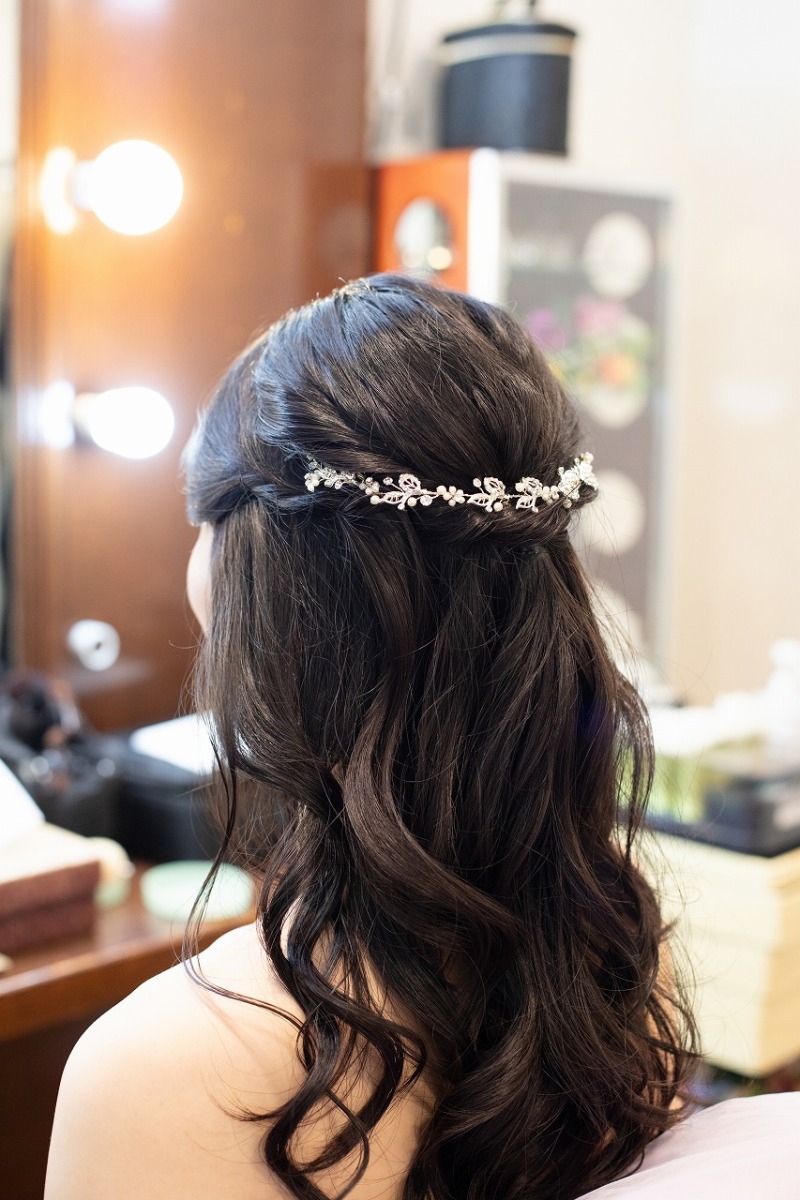 カラードレスはダウンスタイルで